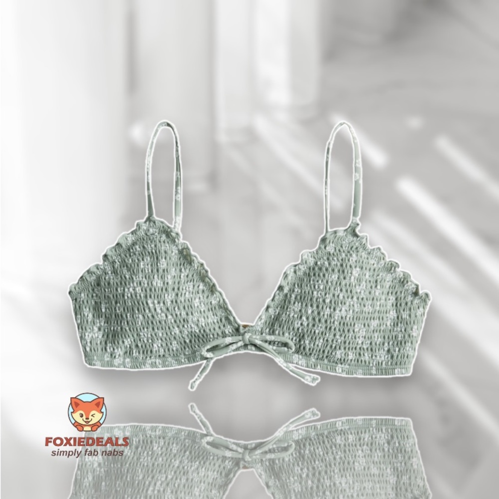 NWT - Hollister Women’s Smocked Lettuce Edge Triangle Bikini Top (Green Floral)